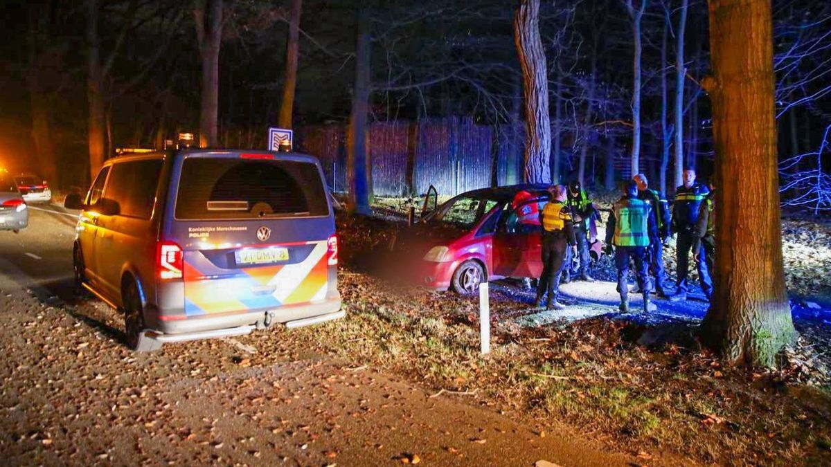 Crash na politieachtervolging, bijrijder gewond