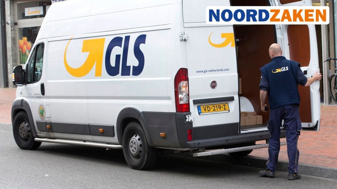 Een bezorger van transportbedrijf GLS in de stad Groningen