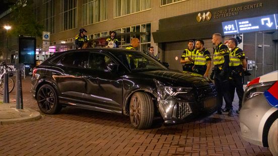 Vrouw rijdt vol terras op, publiek keert zich tegen haar Home