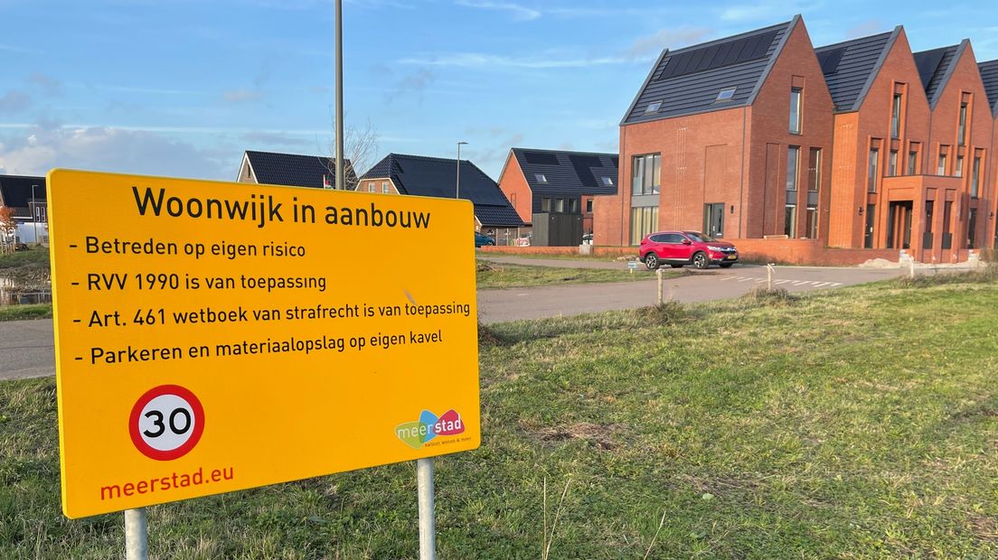 Deze borden zijn op meerdere plekken in het dorp te vinden
