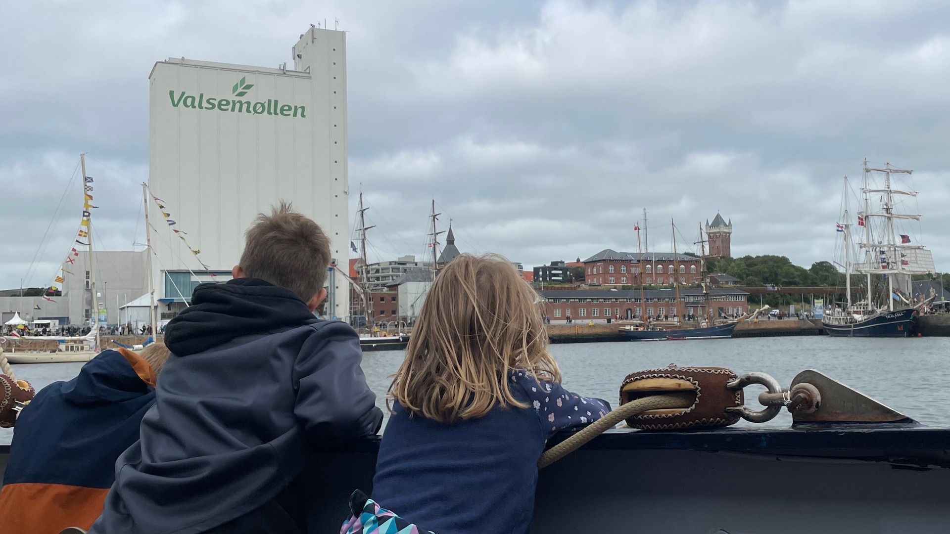 Mensen op een boot kijken uit op de haven van Esbjerg