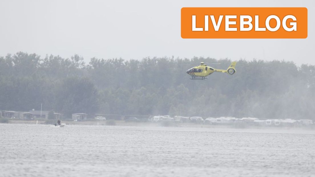 Een traumahelikopter boven het Veluwemeer.