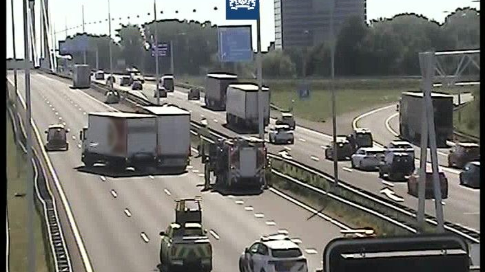 File op A12 bij Utrecht door vrachtwagens die weg blokkeren, 1 rijbaan weer open