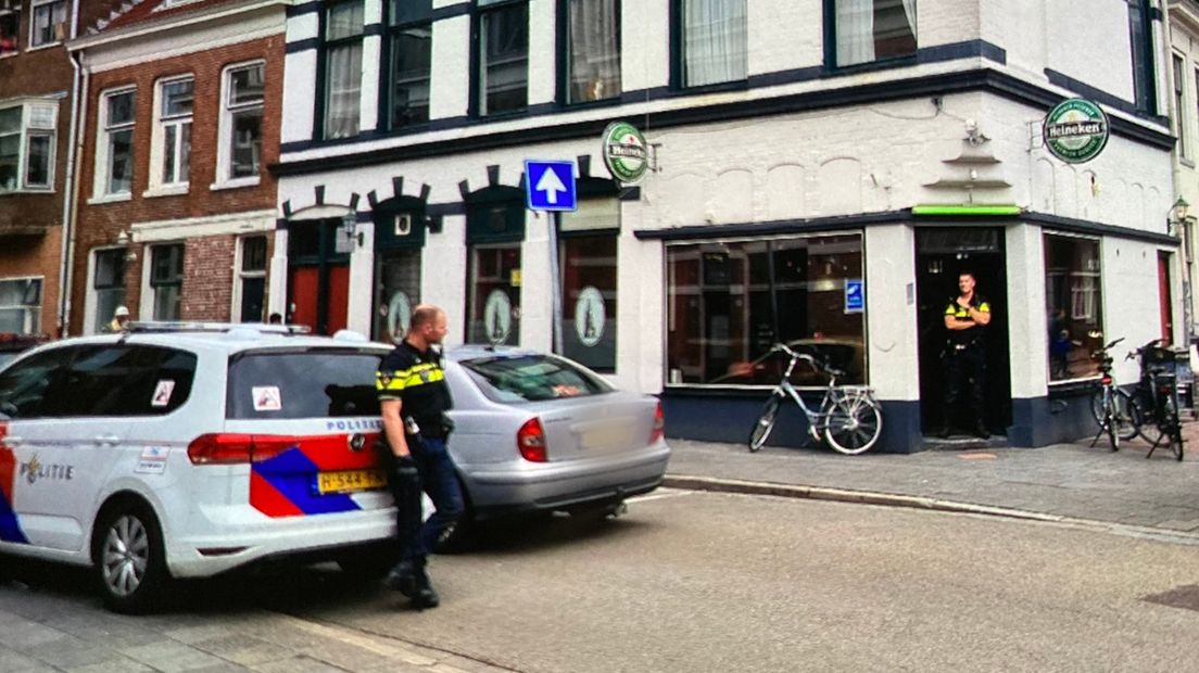 Agenten bij café d'Olle Grieze aan de Haddingestraat
