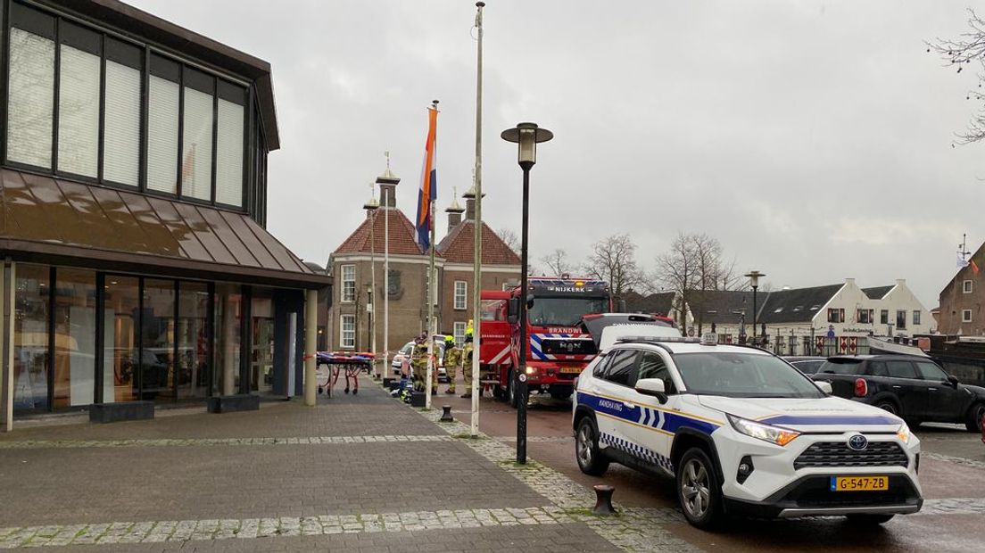 Hulpdiensten bij het gemeentehuis in Nijkerk.