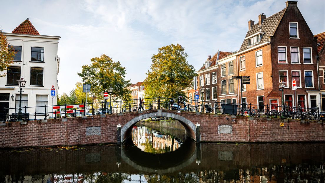 De Sint Jeroensbrug in Leiden met rechts de plaquette met het herinneringsgedicht aan 3 oktober