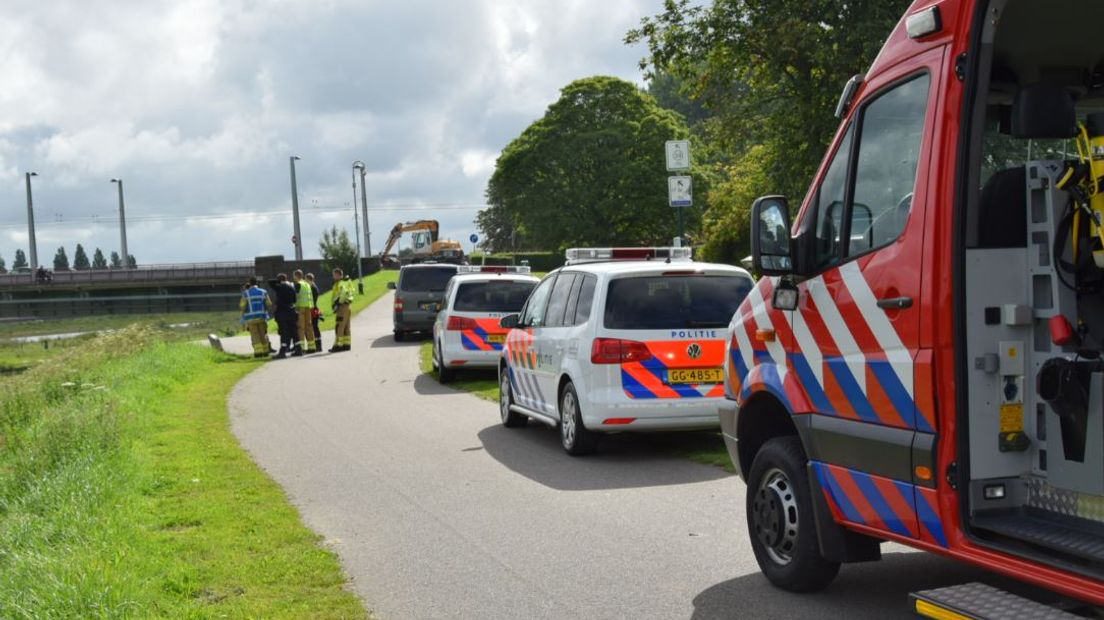 Hulpdiensten in Arnhem zijn nog altijd bij de Malburgse Bandijk op zoek naar een vermiste man. Spullen van hem zijn gevonden, zegt een politiewoordvoerder.