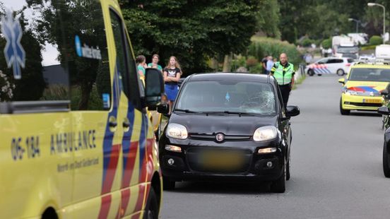 Meisje ernstig gewond na aanrijding met auto. Meisje ernstig gewond na aanrijding met auto.