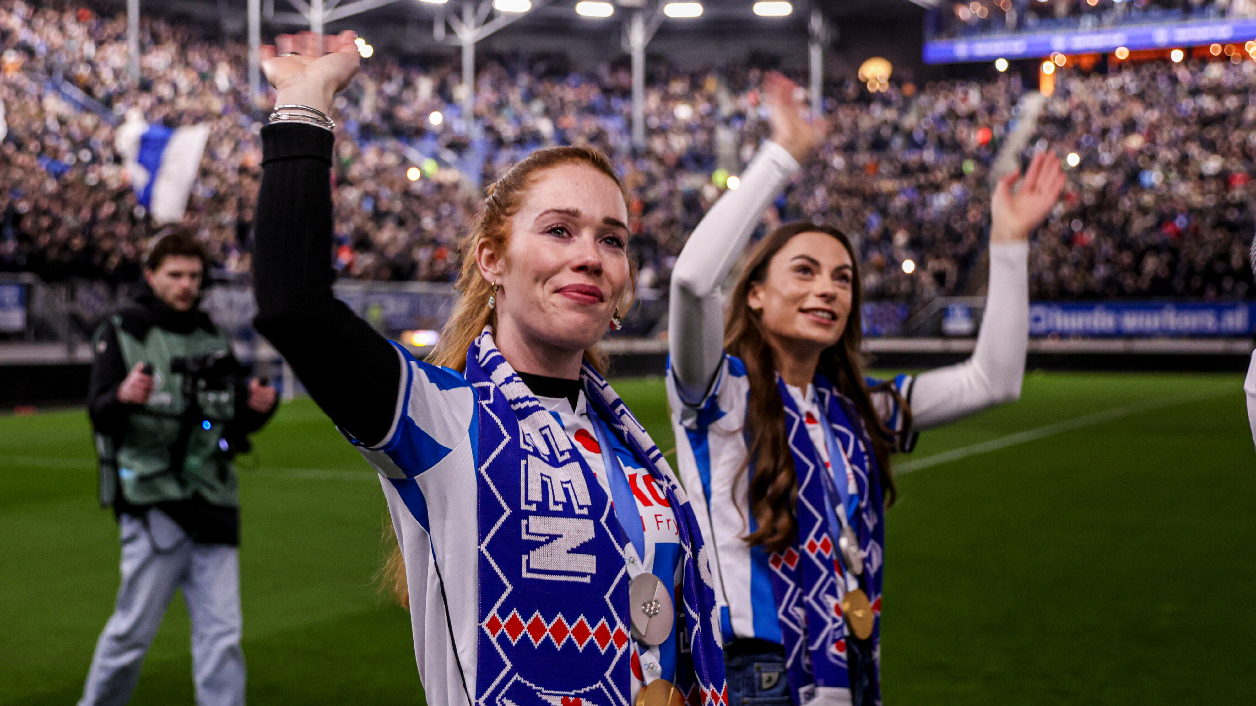 Antoinette Rijpma-de Jong en Femke Kok yn it stadion