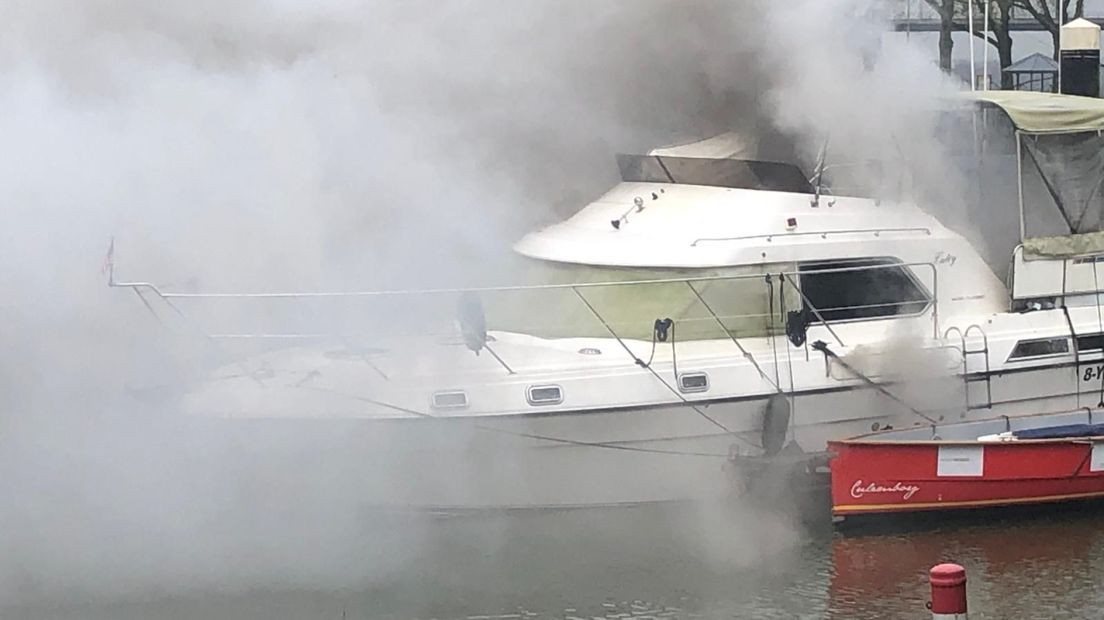 Het jacht dat in brand staat.