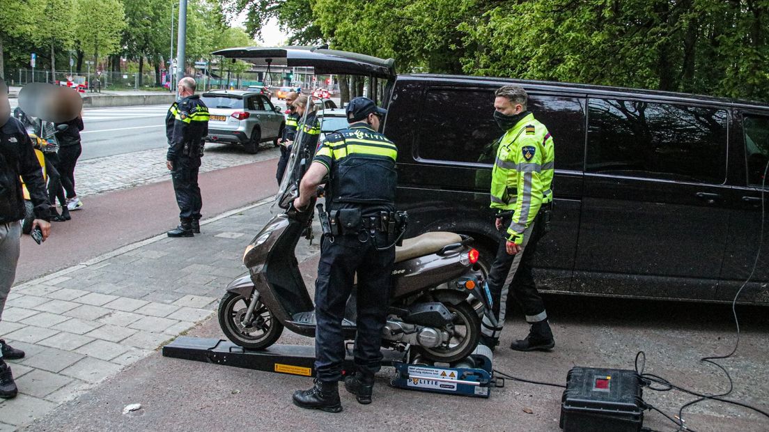 Politie zet een scooter op de rollerbank (archief)