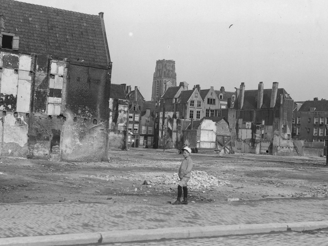 De afbraak van de Zandstraatbuurt voor de bouw van het stadhuis tussen 1905 en 1910