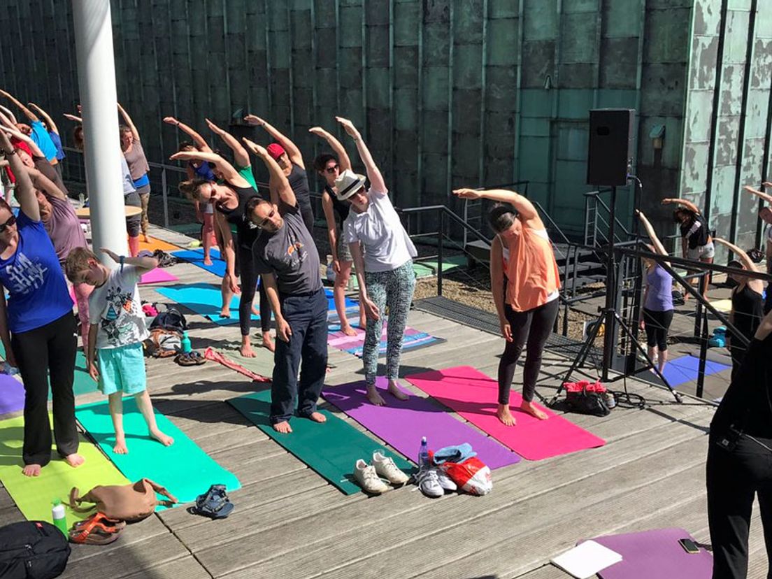 Maar liefst 150 mensen deden mee met Saswitha yoga