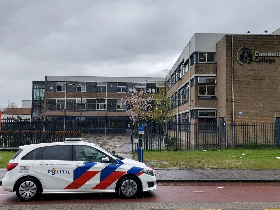 Politie houdt het Comenius College in Capelle aan den Ijssel in de gaten tijdens een chaotische kolderdag