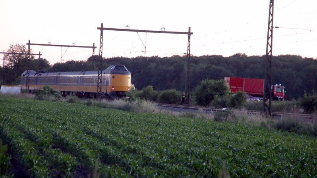 De trein botste op een bestelbusje in Echten (Rechten: Van Oost Media)