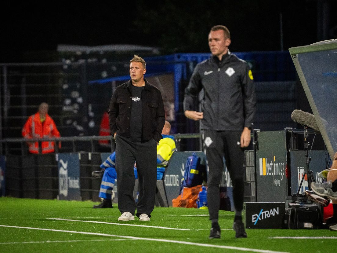 Rode kaart en vrije trap doen FC Emmen de das om in Eindhoven