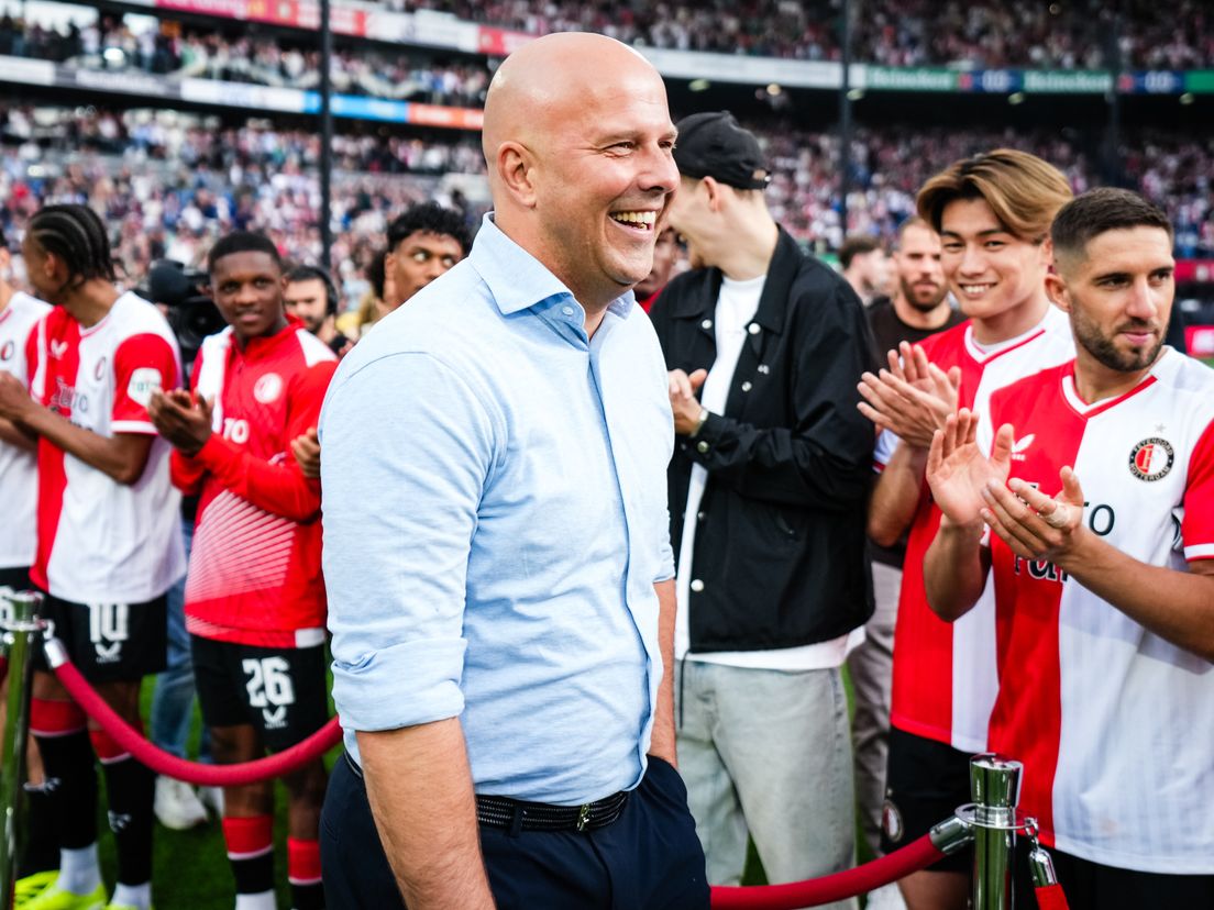 Mooi afscheid van Arne Slot bij Feyenoord; trainer glundert en houdt het kort