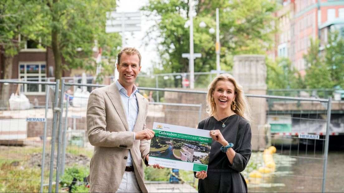 Jozefien neemt namens haar moeder de cadeaubon in ontvangst van Hilbert Bredemeijer