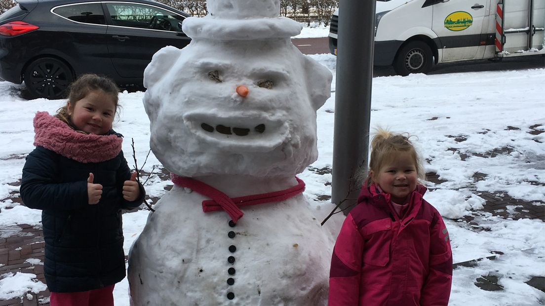 Ook deze kids maakten een sneeuwpop