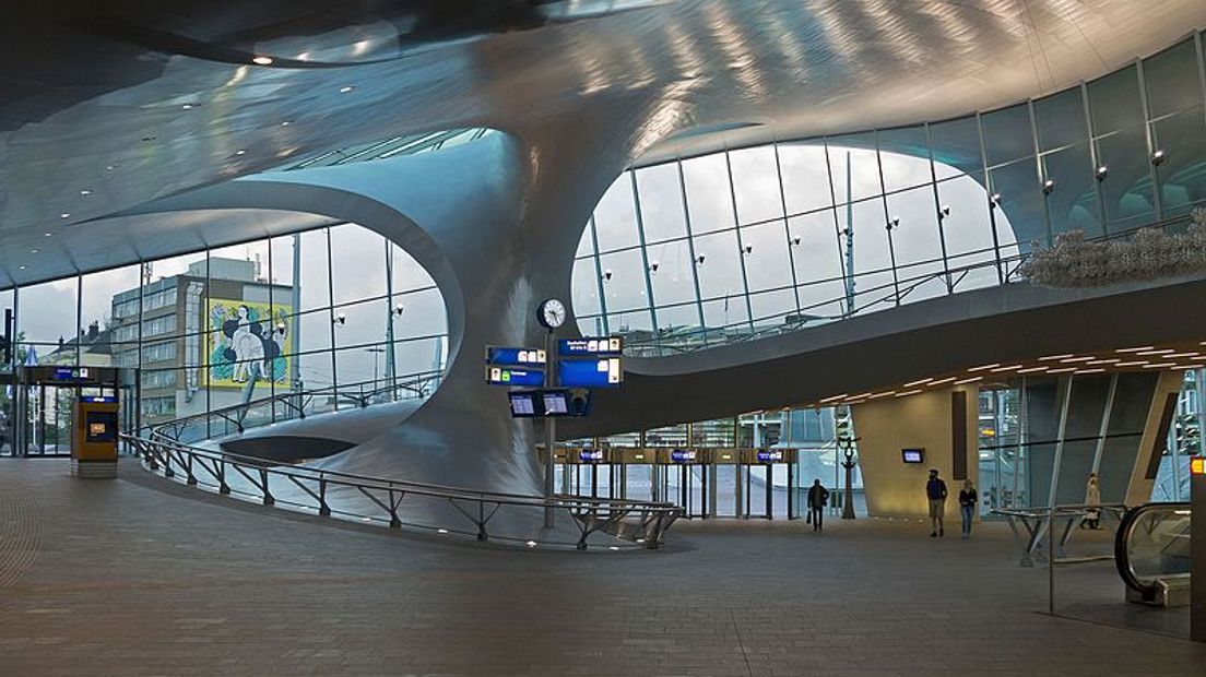 De hal van Station Arnhem Centraal.