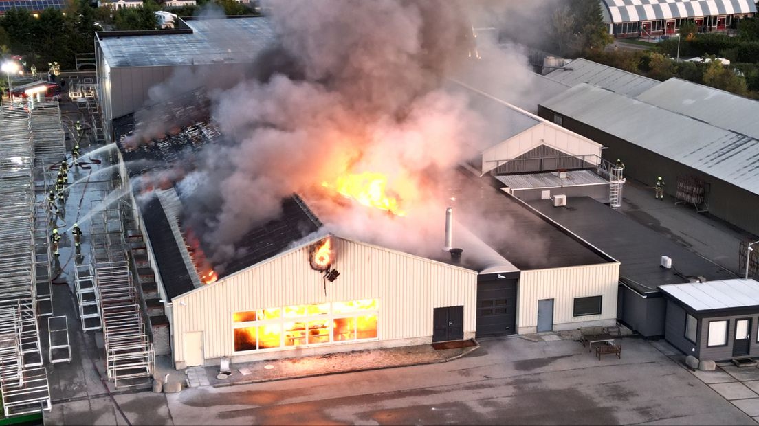 De brand in een loods aan de Vinkenweg in RIjnsburg