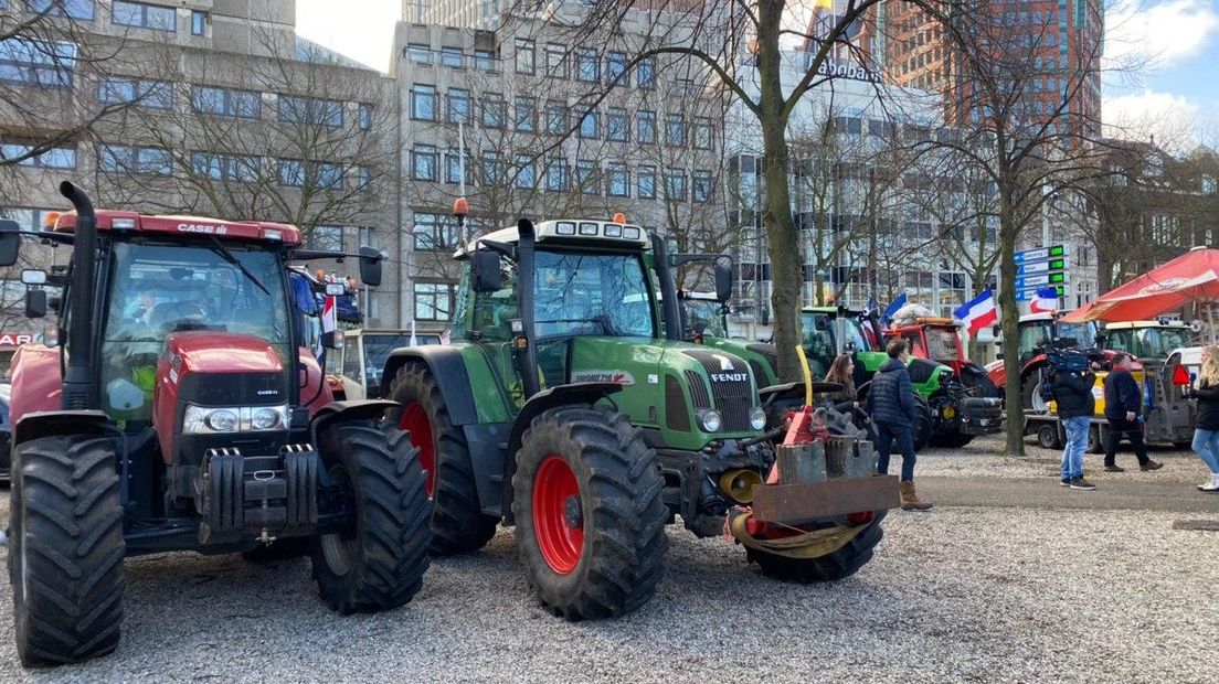 Veel Gelderse boeren trokken woensdag opnieuw naar Den Haag om te protesteren tegen de stikstofmaatregelen van het kabinet. Vanuit verschillende hoeken van de provincie stapten boeren midden in de nacht weer op de trekker om hun stem te laten horen. Omroep Gelderland was er de hele dag bij en reed mee in enkele trekkers. Lees het verloop van de dag terug in ons liveblog.