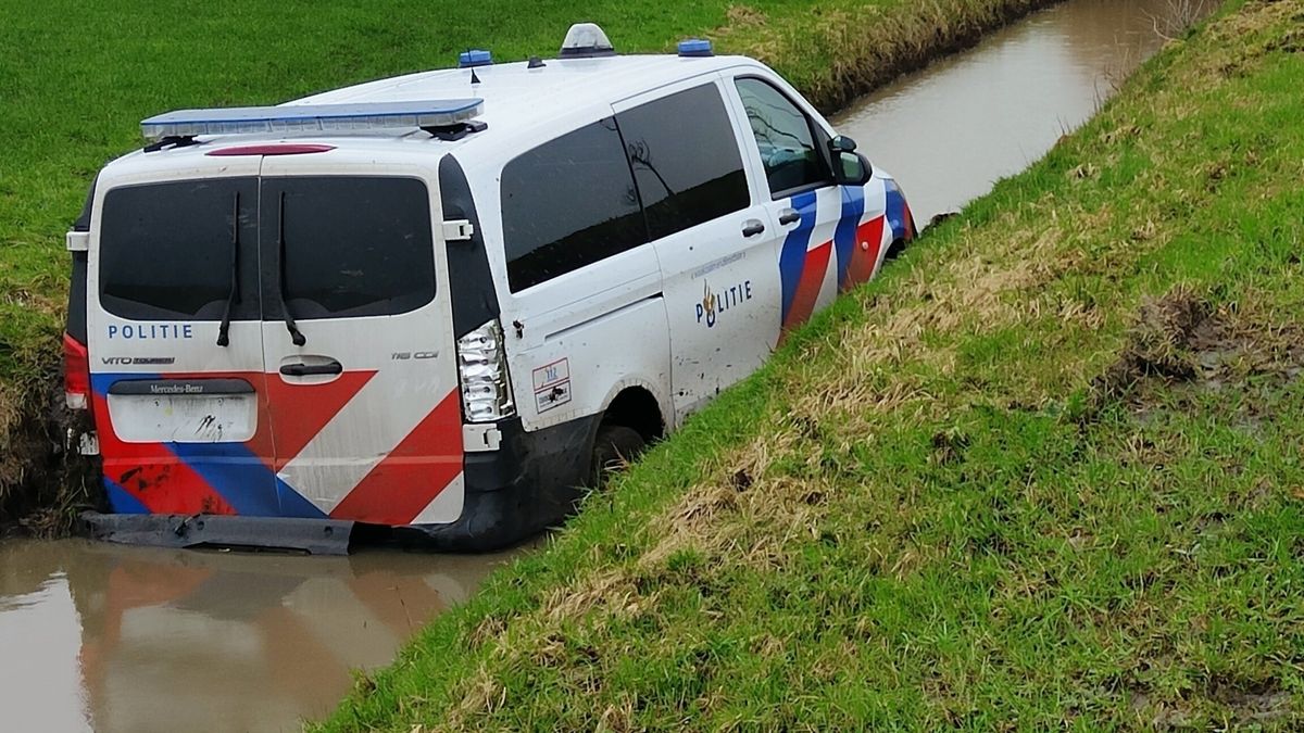 112-nieuws 21 februari: Politiebus in sloot na aanrijding bij Burdaard