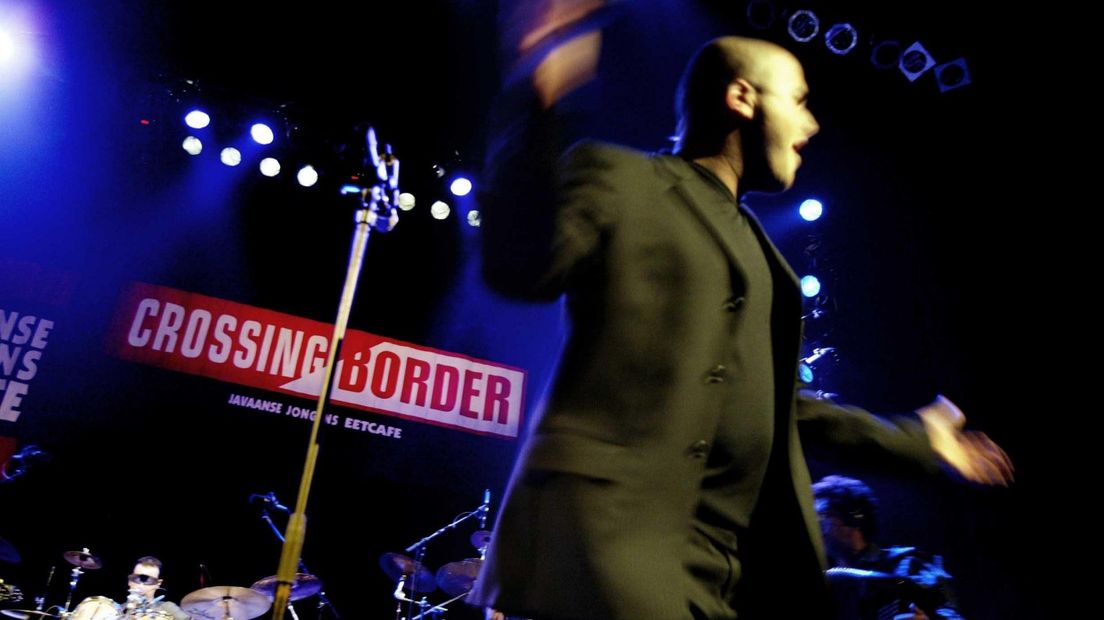 Optreden van de band Dezoriental tijdens Crossing Border