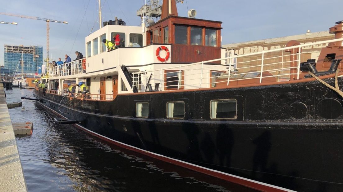 De voormalige veerboot Koningin Emma legt aan in Vlissingen