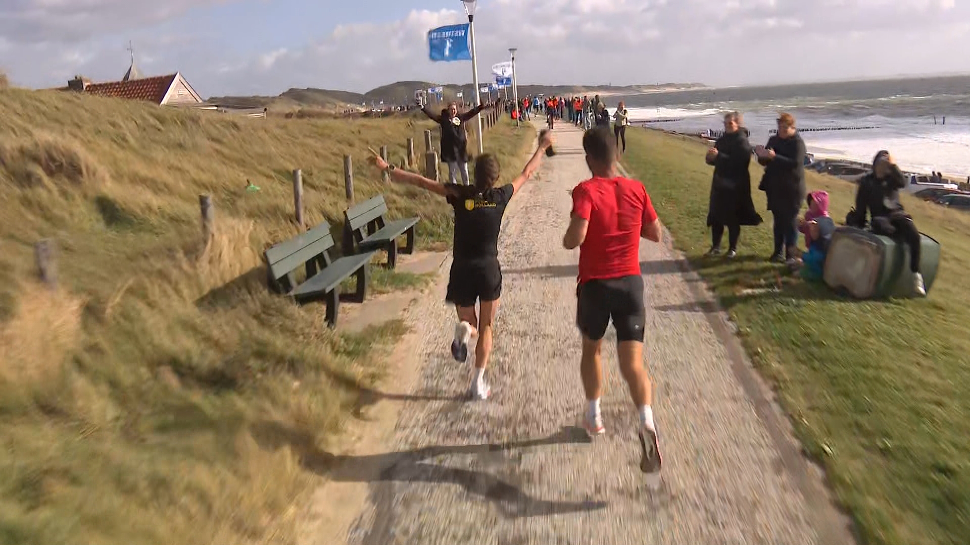 Annemiek van Kooten op de dijk bij Zoutelande, waar ze al weet dat ze de Kustmarathon gaat winnen.