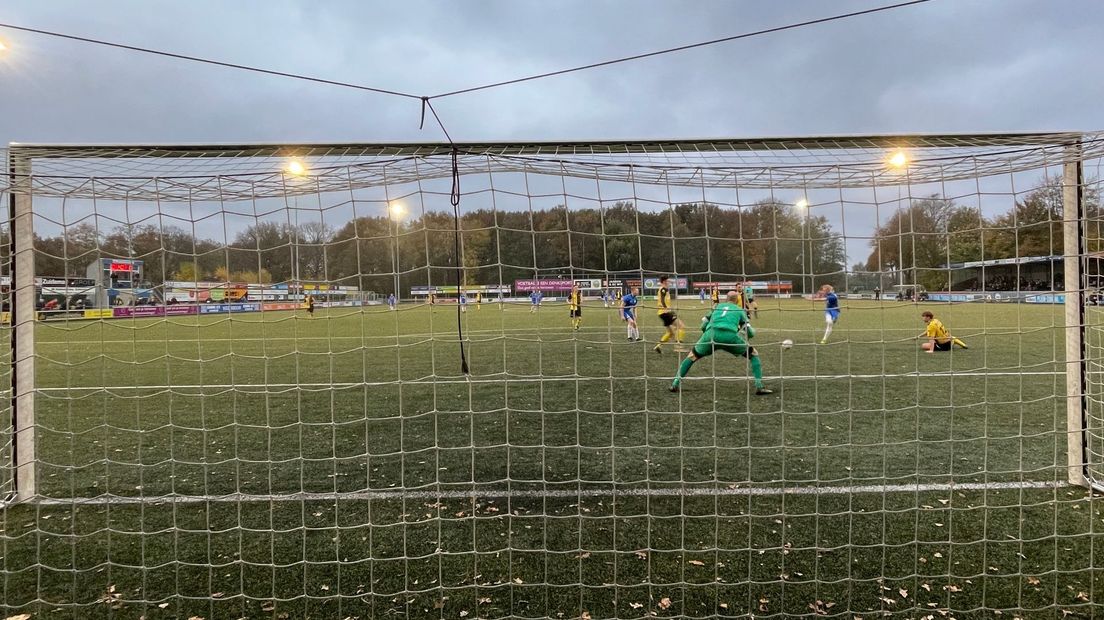 Emiel Seigers scoort de 0-2 voor SVBO tegen ZZVV