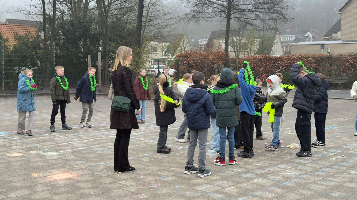 Een levensgroot 6-7 rekenspel bij de Emmaschool in Assen