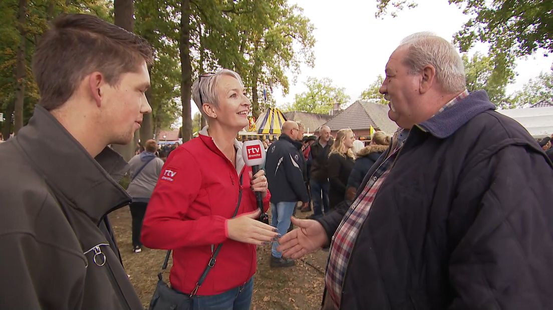 Paardenhandelaren leggen handjeklap uit (Rechten: RTV Drenthe)