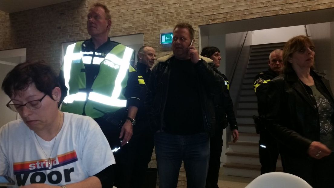 Het gemeentehuis van Bronckhorst in Hengelo is zondagavond rond elf uur ontruimd. Twee medewerkers van de vakbond FNV zijn aangehouden. Het protest verplaatste zich na de ontruiming naar het politiebureau in Doetinchem.