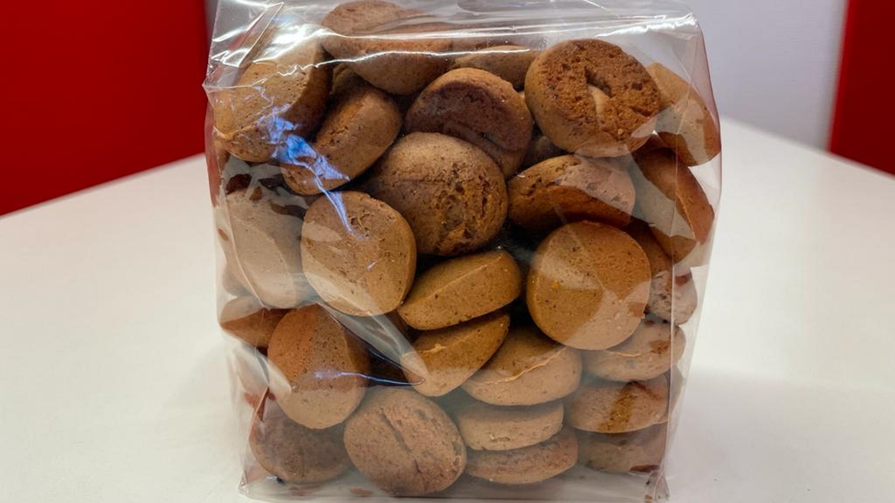 Bakkers wrakselje mei giftich stofke yn Fryske pipernút