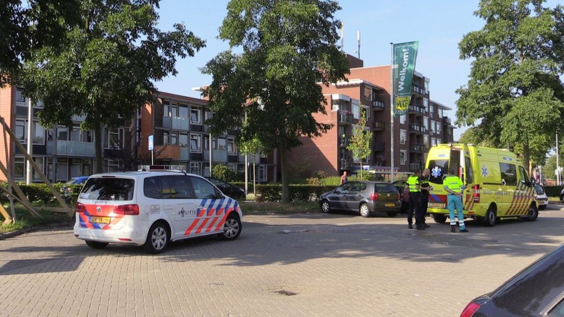 De fietser is met onbekend letsel naar het ziekenhuis vervoerd