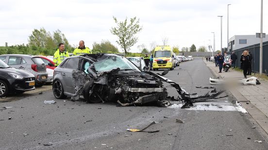 Enorme schade door botsing met vrachtwagen tijdens straatrace, één gewonde. Enorme schade door botsing met vrachtwagen tijdens straatrace, één gewonde.