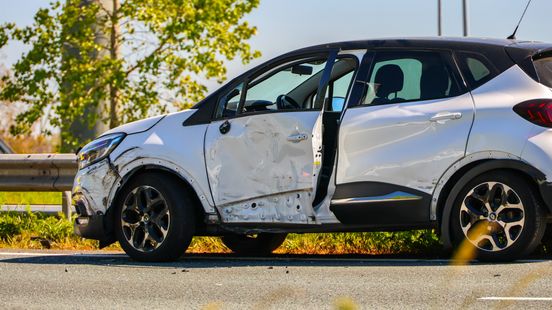 Auto komt gedraaid tot stilstand na botsing met vrachtwagen op snelweg Home