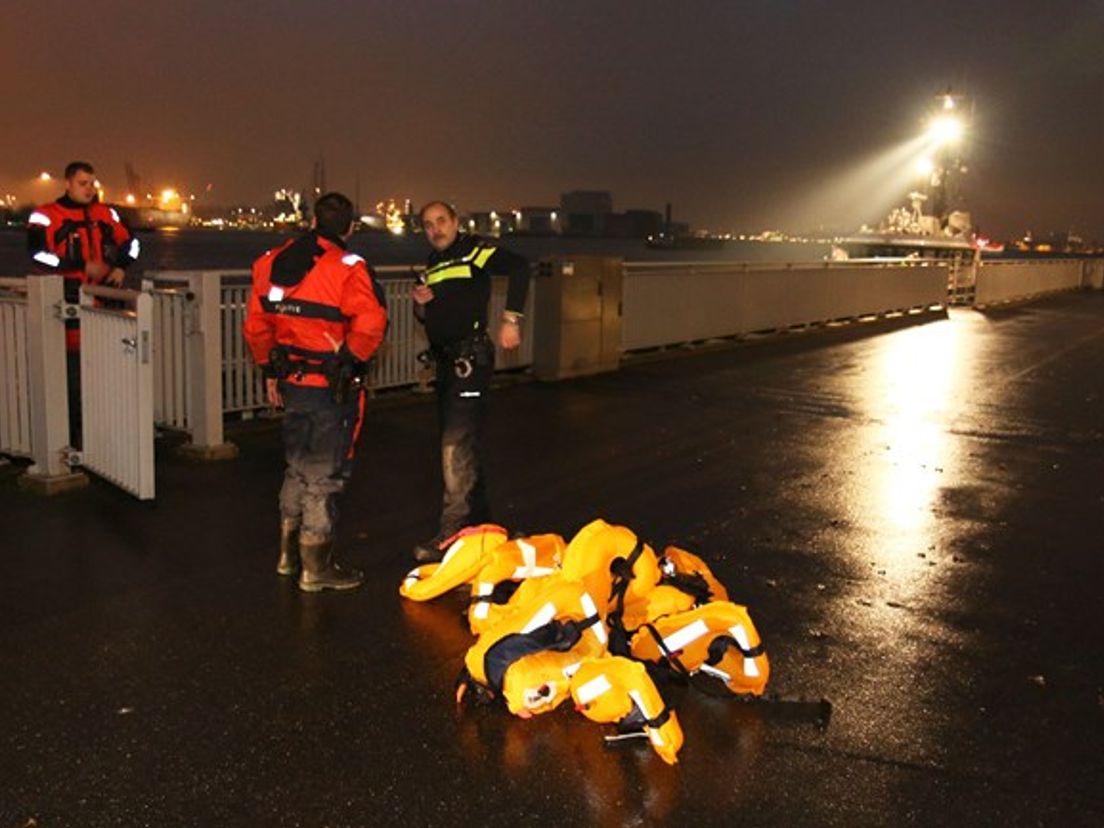 Hulpverleners op de kade na het ongeluk op de Nieuwe Maas