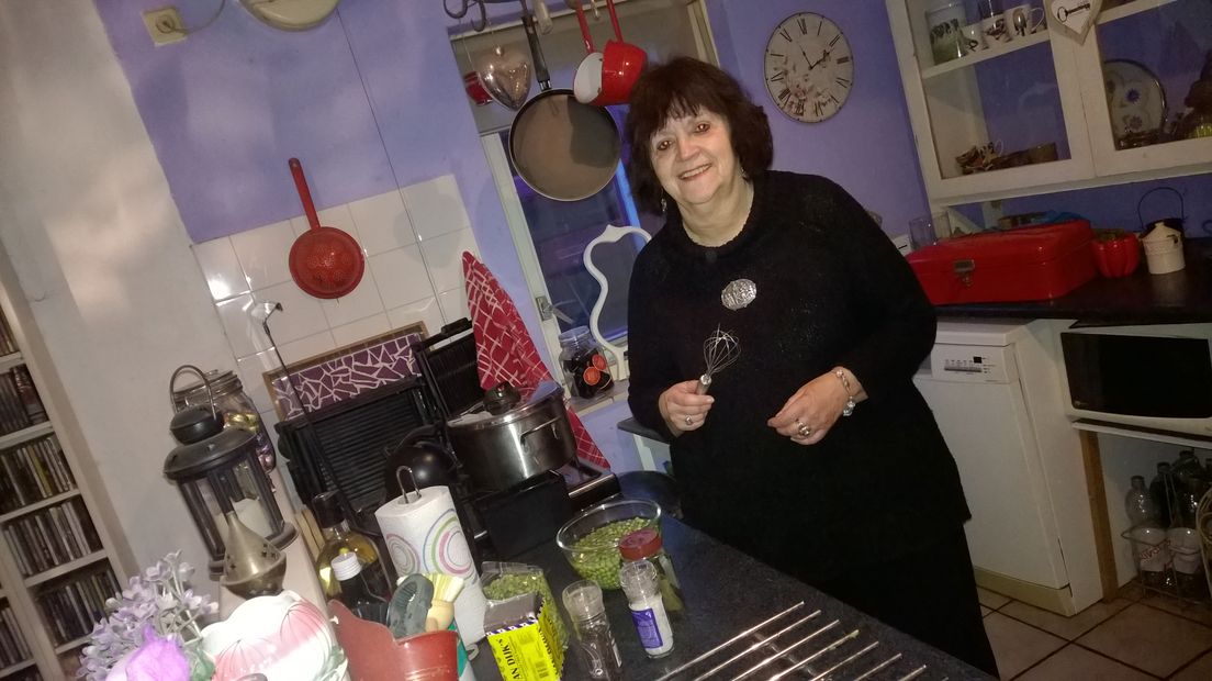 Tineke Wiggers in haar keuken in Midlaren (Rechten: Frits Emmelkamp/RTV Drenthe)