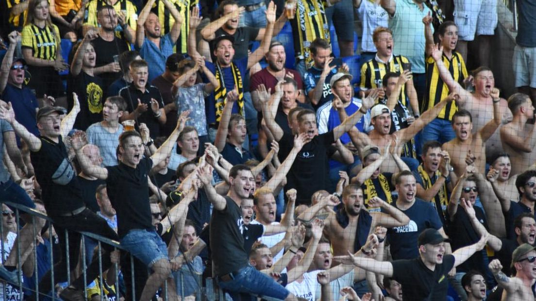 Vitesse heeft donderdagavond niet kunnen stunten bij FC Basel. De Arnhemmers moesten een 1-0 achterstand goedmaken in Zwitserland, maar ook bij FC Basel werd met 1-0 verloren, mede door een rode kaart aan Vitesse-zijde. De Arnhemmers zijn nu uitgeschakeld in de Europa League.