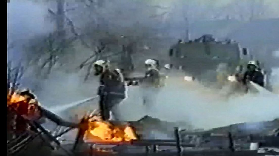 Brandweermannen bestrijden de vuurzee kort na de crash van de F16.