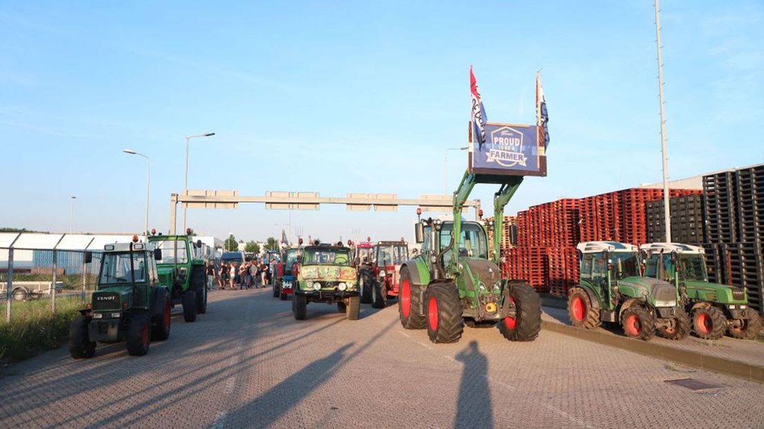 Boeren blokkeren toegangspoort van distributiecentrum Albert Heijn.