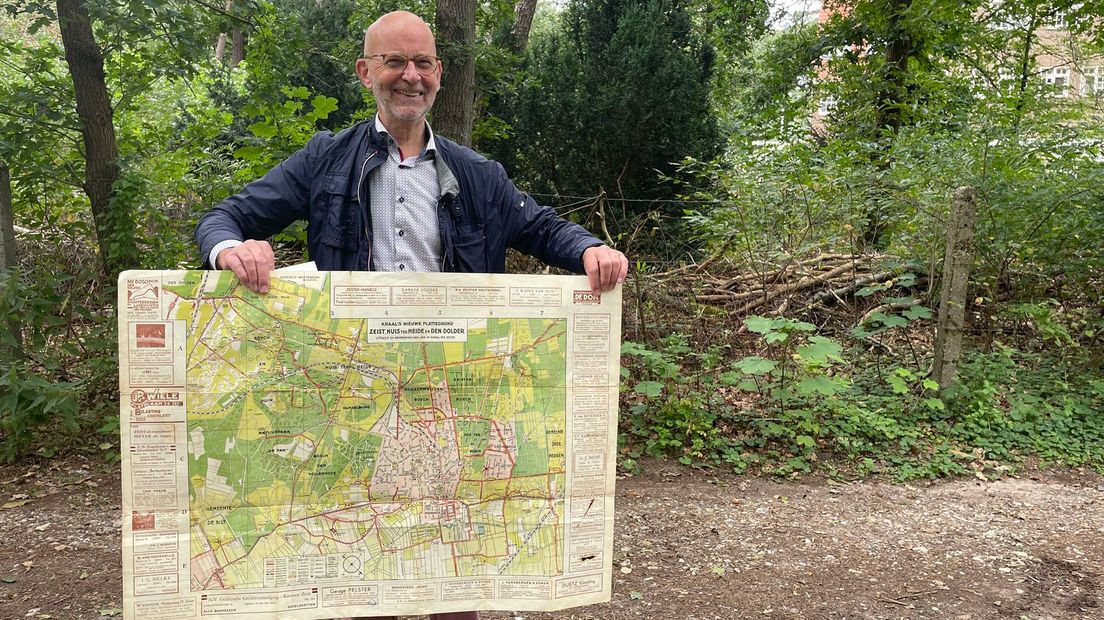 Voormalig archivaris Pierre Rhoen met een oude plattegrond van Zeist.