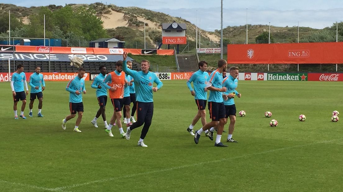 Sergio Padt zwaait tijdens een training van Oranje