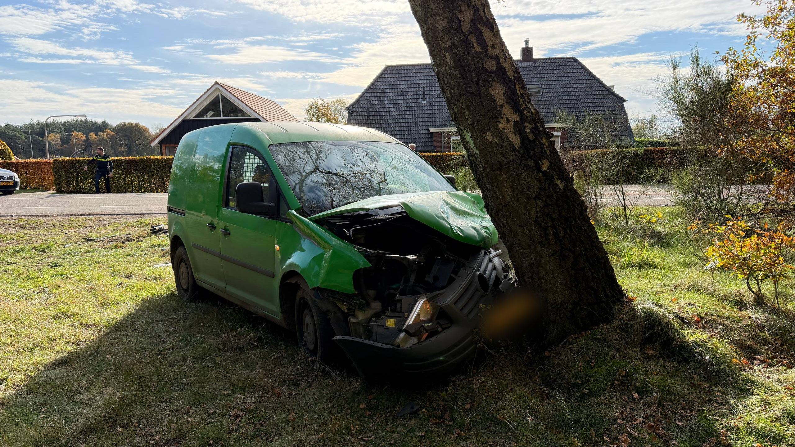 Een van de voertuigen eindigde tegen een boom.