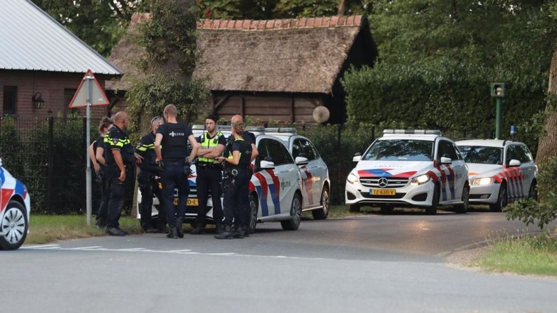 De politie kwam massaal naar Lunteren waar de verdachten konden worden aangehouden.