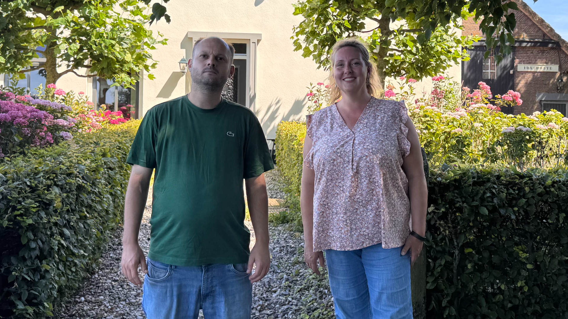 Bewoner Danny en begeleider Tabitha bij de zorgboerderij