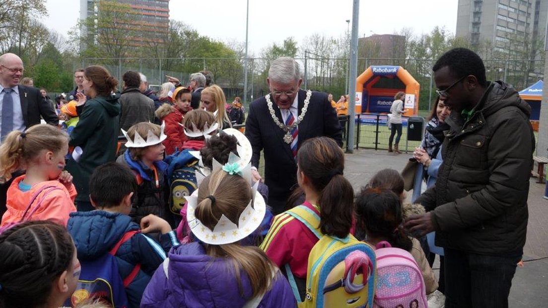 Burgemeester Van Zanen bij de Cleophasschool in Overvecht.