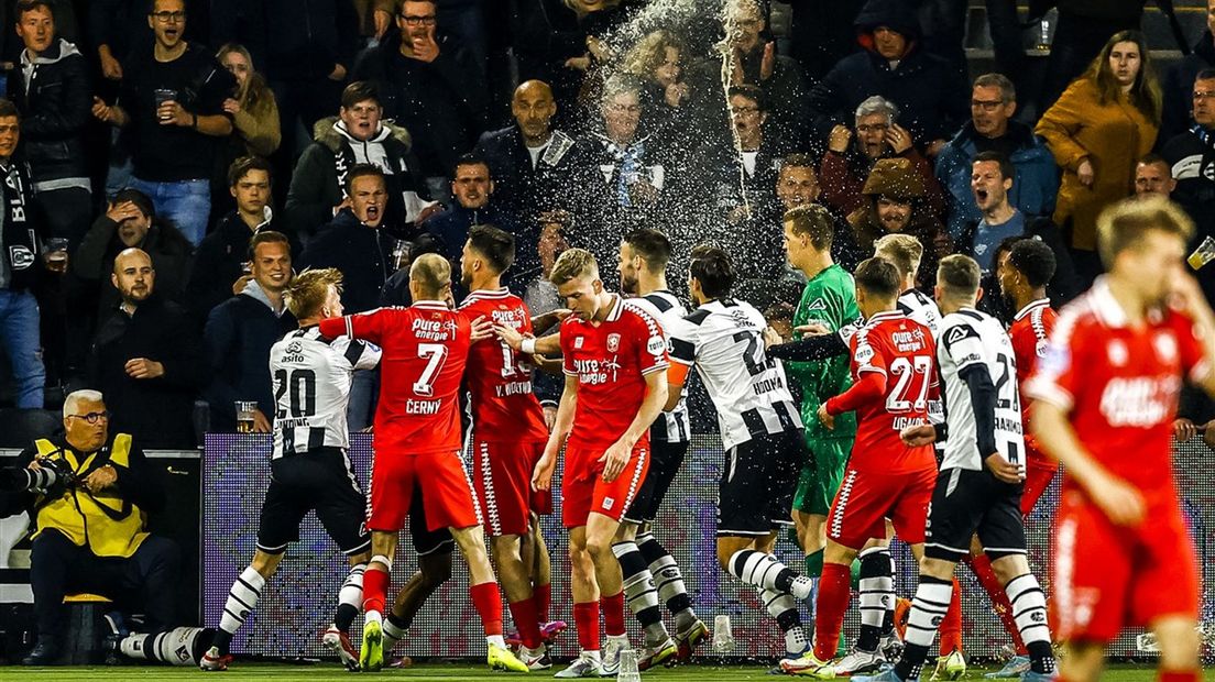 Het bier vliegt in het rond bij een opstootje tijdens een confrontatie tussen FC Twente en Heracles Almelo